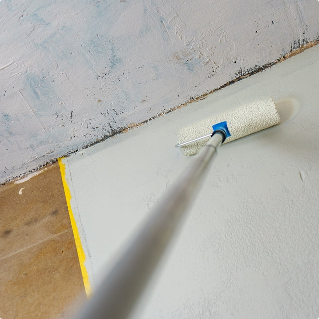 Stendere il rivestimento del pavimento lungo il bordo nastrato